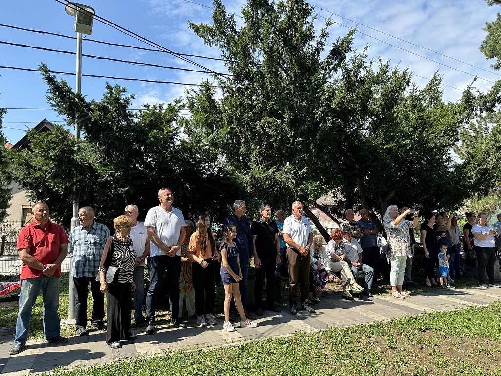 Положени венци на споменик палим борцима у Остружници