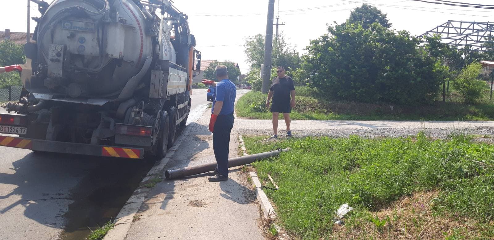 Проблеми са изливањем отпадних вода на саобраћајницу у Улици 1. маја у Великој Моштаници