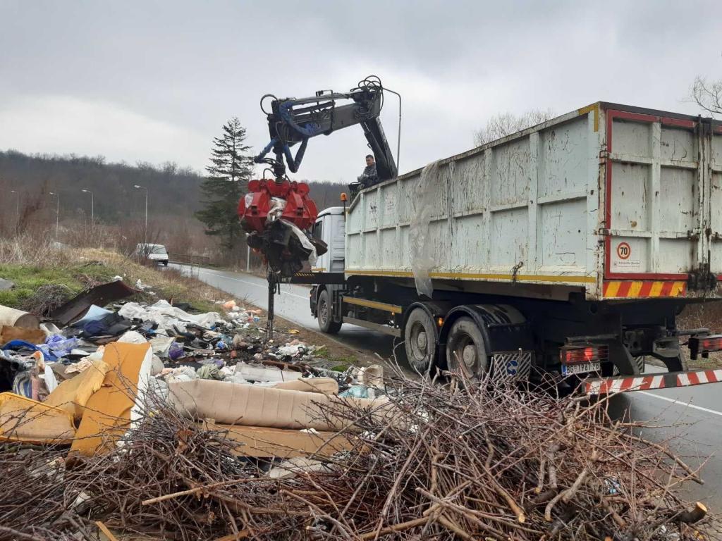 Почело уклањање дивљих депонија на више локација на Чукарици