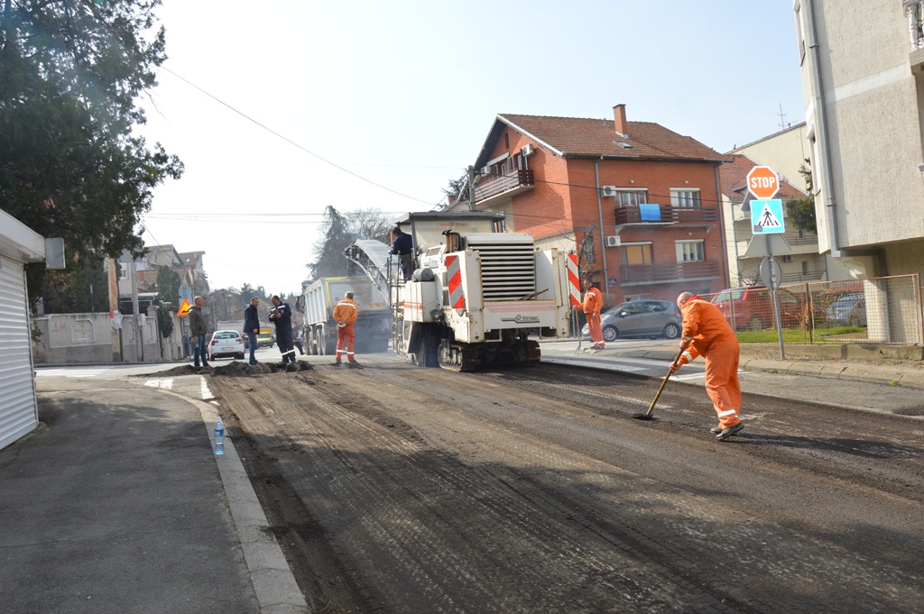 Почела санација улице Црвено барјаче у насељу Беле воде